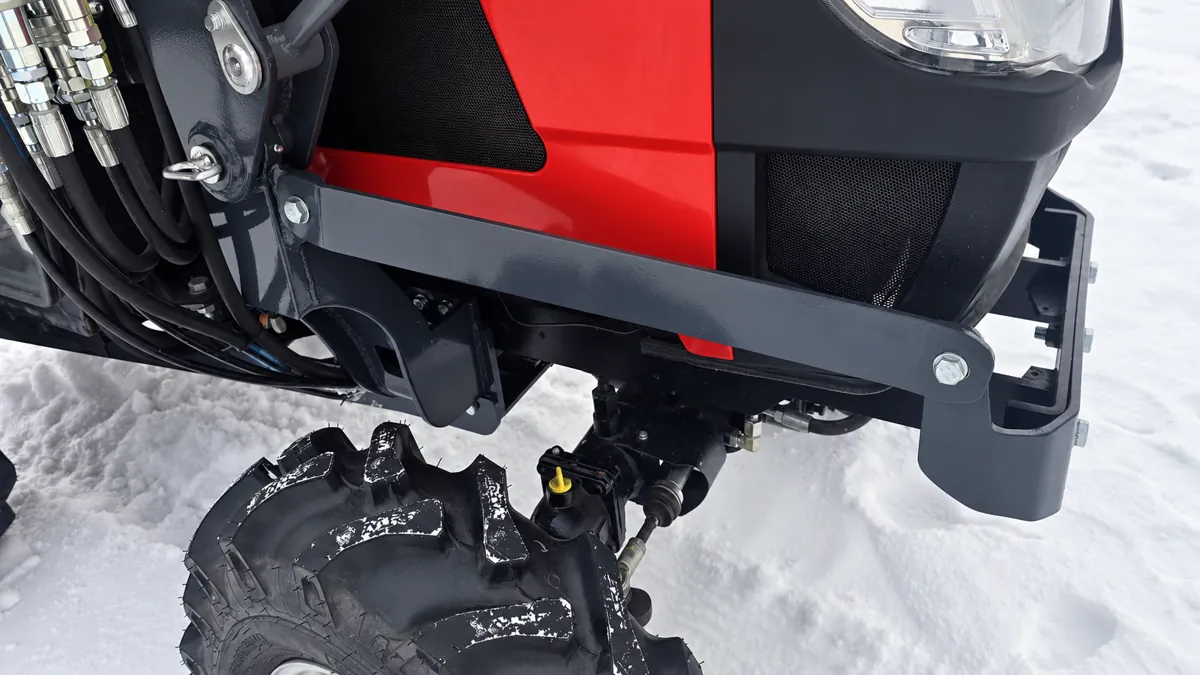 Subframe. Full-perimeter frame with 3 mounting points on the tractor.